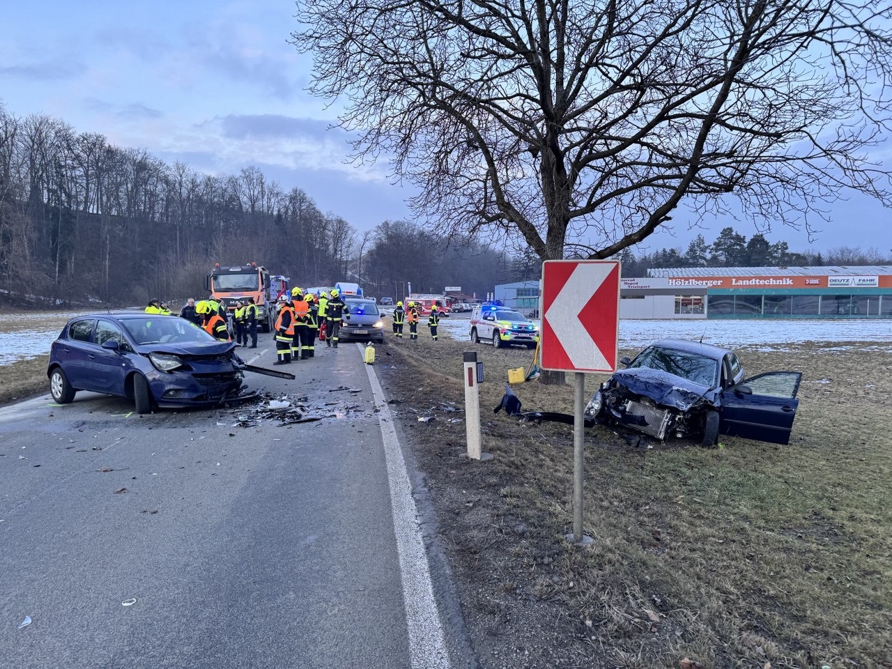 Großeinsatz nach Frontalcrash in Sierning