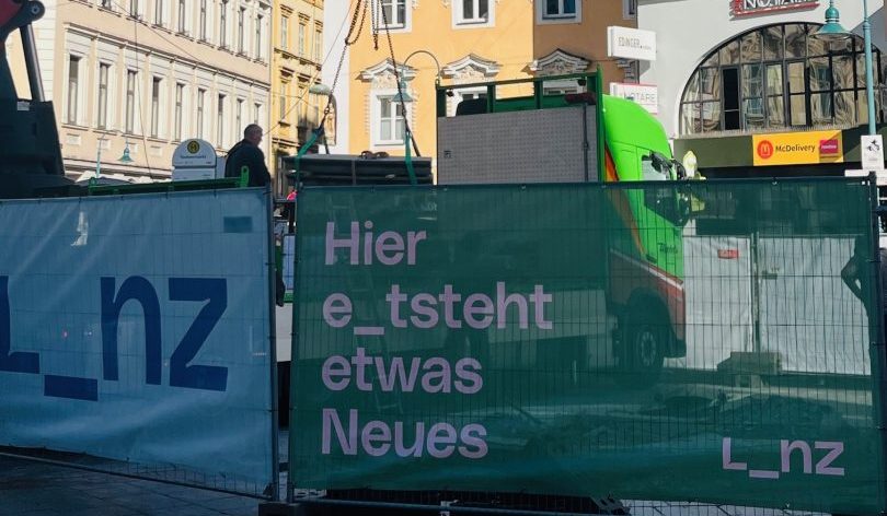 Ende einer Ära: Hier wird der letzte Stein des Linzer Taubenmarktbrunnens abgebaut