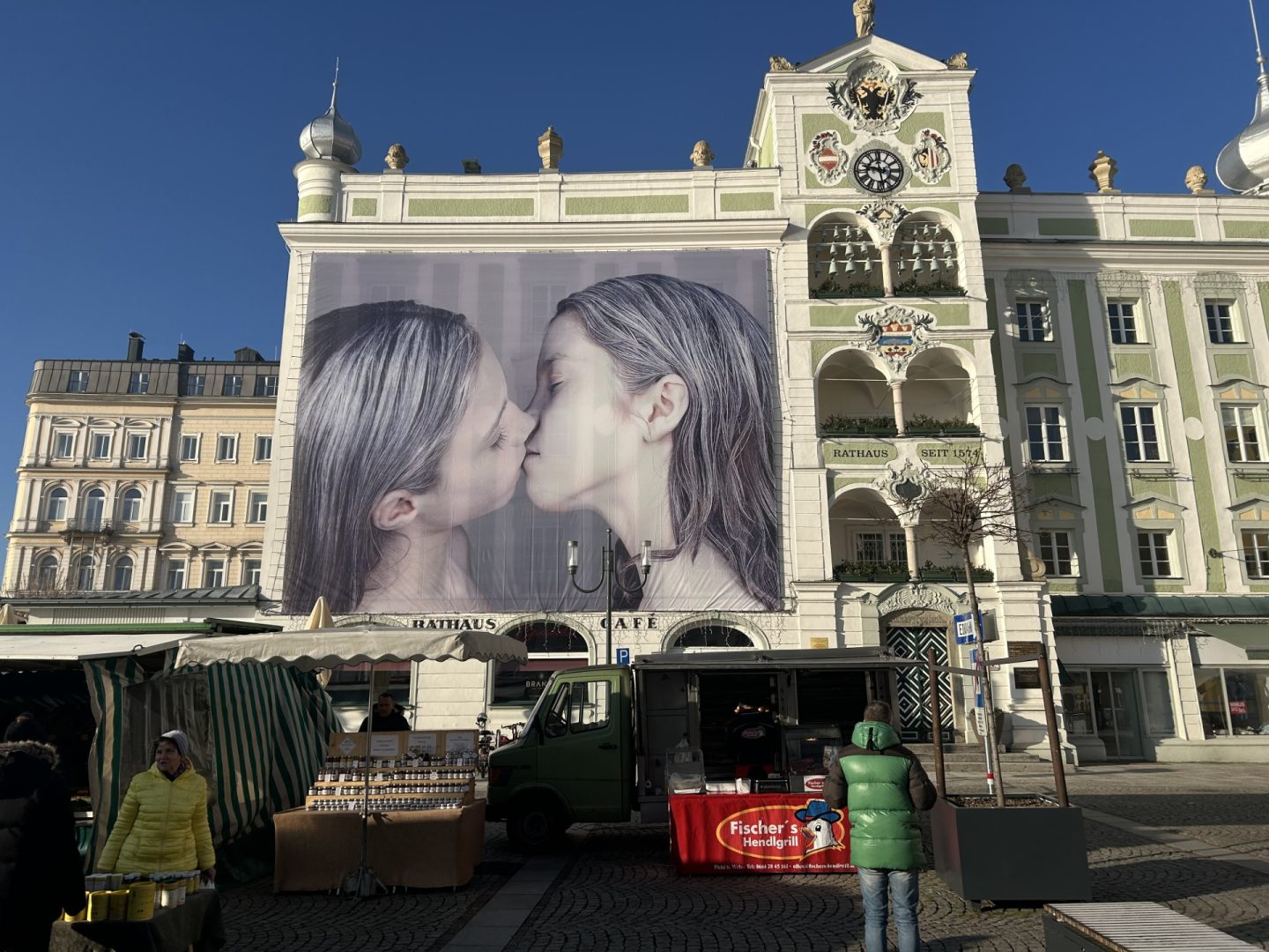 Schockkünstler verhüllt Gmundner Rathaus!