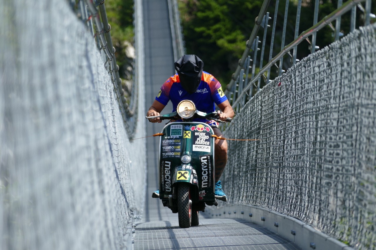 Vespa-Stunt: Blindfahrt über Hängebrücke