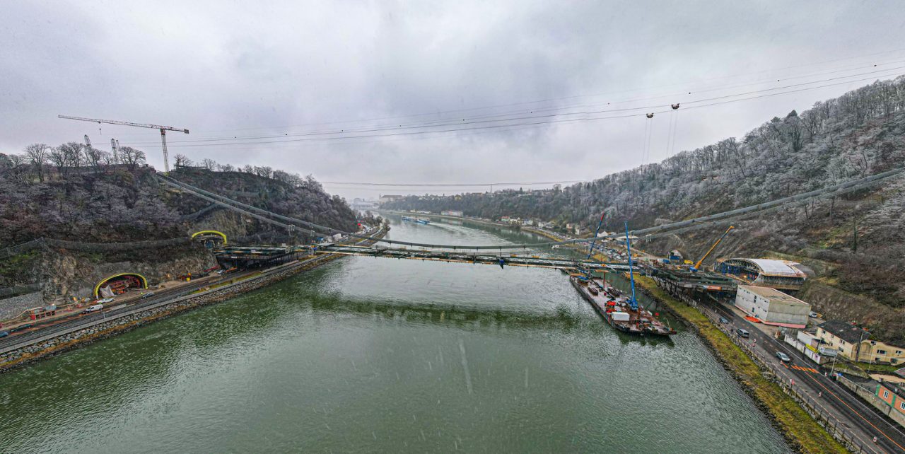 Premiere: Bus fährt über Westringbrücke