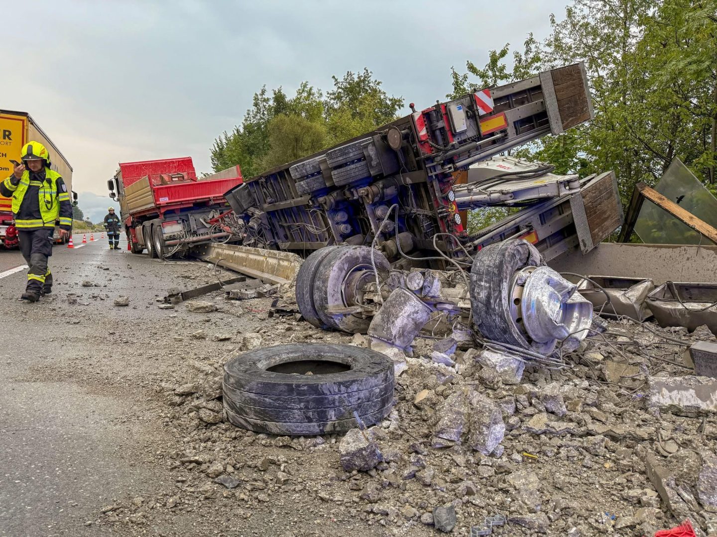 LKW mit Anhänger auf A1 bei Mondsee umgekippt